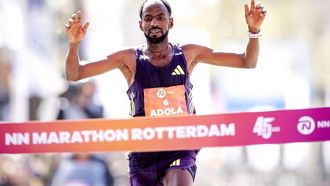 ROTTERDAM - Guye Idemo Adola (ETH) viert zijn overwinning op de finish van de 45e editie van de Marathon van Rotterdam. De wedstrijd geldt tevens als Nederlands kampioenschap. ROBIN VAN LONKHUIJSEN / ANP
