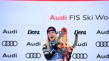 Winner US' Mikaela Shiffrin poses on the podium after the Women's Giant Slalom race at the FIS Alpine Skiing World Cup event on December 28, 2023 in Lienz, Austria. 
VLADIMIR SIMICEK / AFP