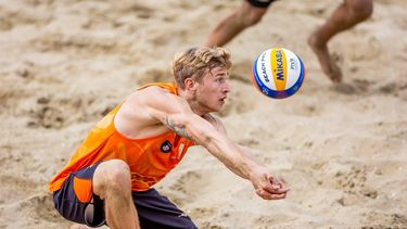 DEN HAAG - Steven van de Velde tijdens de finale om de bronzen medaille (m) van het EK Beachvolleybal 2024. ANP IRIS VAN DEN BROEK