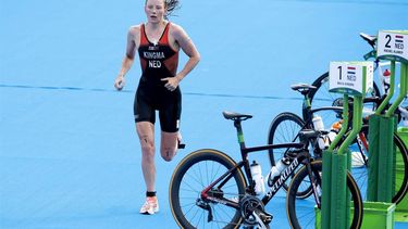 TOKIO - Maya Kingma in actie tijdens de olympische triatlon in het Odaiba Marine Park. ANP OLAF KRAAK