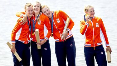 PARIJS - Marloes Oldenburg, Hermijntje Drenth, Tinka Offereins en Benthe Boonstra van de vrouwen vier tijdens de huldiging van hun gouden medaille na afloop van de finale op het olympisch roeitoernooi tijdens de zomerspelen in de Franse hoofdstad. ANP KOEN VAN WEEL