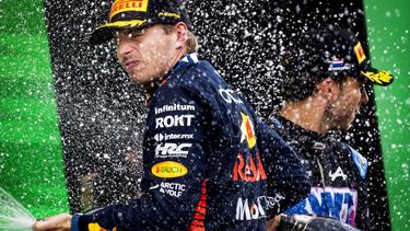 2023-08-27 17:45:05 ZANDVOORT - Max Verstappen (Red Bull Racing) viert de overwinning met Pierre Gasly (Alpine) na afloop van de F1 Grand Prix van Nederland op het Circuit van Zandvoort op 27 augustus 2023 in Zandvoort, Nederland. ANP KOEN VAN WEEL