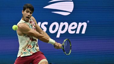 2023-09-04 21:12:24 Spain's Carlos Alcaraz hits a return to Italy's Matteo Arnaldi during the US Open tennis tournament men's singles round of 16 match at the USTA Billie Jean King National Tennis Center in New York City, on September 4, 2023. 
Ed JONES / AFP