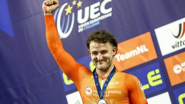 APELDOORN -  Daan Kool (NED) (tweede) tijdens de huldiging van de finale tijdrit 1 kilometer mannen op de tweede dag van het EK baanwielrennen in het Apeldoornse Omnisportcentrum. ANP VINCENT JANNINK