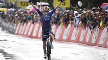 epa12177388 Groupama FDJ rider Romain Gregoire of France celebrates winning the first stage of the Tour de Suisse cycling race over 129.4km from Kuessnacht to Kuessnacht, Switzerland, 15 June 2025.  EPA/GIAN EHRENZELLER