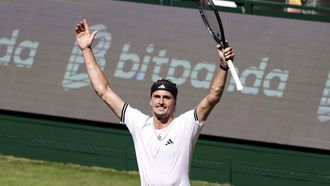 epa13049410 Alexander Zverev of Germany reacts during his quarter final tennis match against Raphael Collignon of Belgium at the ATP Terra Wortmann Open in Halle Westfalen, Germany, 19 June 2026.  EPA/CHRISTOPHER NEUNDORF