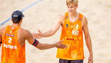 DEN HAAG - Steven van de Velde en Matthew Immers tijdens de poulefase van het EK Beachvolleybal 2024. In drie Nederlandse steden wordt gestreden om de Europese titel. ANP IRIS VAN DEN BROEK