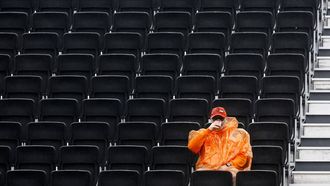 ZANDVOORT - Fans op de tribune voorafgaand aan de 1e vrije training in aanloop naar de F1 Grand Prix van Nederland op het Circuit van Zandvoort. ANP REMKO DE WAAL
