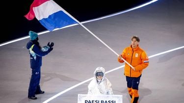MILAAN - Jens van 't Wout met de Nederlandse vlag tijdens de openingsceremonie van de Olympische Winterspelen in stadion San Siro. SEM VAN DER WAL / ANP