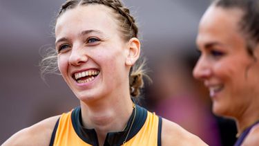 HENGELO - Femke Bol en Lieke Klaver tijdens de finale op de 200 meter op de derde dag van het NK Atletiek in het FBK Stadion. ANP IRIS VAN DEN BROEK