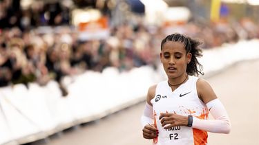 EGMOND AAN ZEE - Haven Hailu (ETH) wint de 50e jubileumeditie van de NN Egmond Halve Marathon. De route van deze hardloopklassieker loopt langs de Noord-Hollandse kust en door het Noordhollands Duinreservaat. ANP SANDER KONING