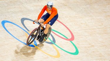 SAINT-QUENTIN-EN-YVELINES - Jeffrey Hoogland tijdens het onderdeel keirin (m) bij het baanwielrennen in het Velodrome op de Olympische Spelen. ANP KOEN VAN WEEL