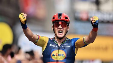2023-07-08 16:51:05 epa10734399 Danish rider Mads Pedersen of team Lidl-Trek celebrates as he crosses the finish line to win the the 8th stage of the Tour de France 2023, a 201km race from Libourne to Limoges, France, 08 July 2023.  EPA/CHRISTOPHE PETIT TESSON