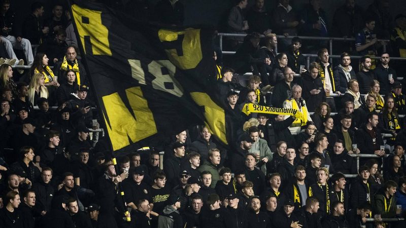 WAALWIJK - Vitessesupporters voor aanvang van de KNVB-bekerwedstrijd tussen RKC Waalwijk en Vitesse in het Mandemakers Stadion. Vitesse zou worden overgenomen door Guus Franke, hij had een deal met een grote Amerikaanse schuldeiser. Maar die is nu afgehaakt, met als gevolg dat Franke de club niet wil overnemen. De overname was voor de KNVB een voorwaarde om Vitesse een proflicentie te geven. ANP FREEK VAN DEN BERGH