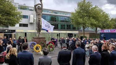 AMSTERDAM - De Nationale Sportherdenking bij het Olympisch Stadion. Dit jaar werd extra stilgestaan bij de tennissport, die in WOII zwaar werd getroffen. ANP RAMON VAN FLYMEN