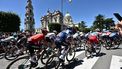 epa11339017 Riders at the start of 10th stage of the Giro d'Italia 2024 cycling race over 142km from Pompeii to Cusano Mutri, Italy, 14 May 2024.  EPA/ZEN