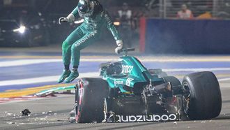 2023-09-16 15:20:52 Aston Martin's Canadian driver Lance Stroll jumps out of his car after crashing during the qualifying session of the Singapore Formula One Grand Prix night race at the Marina Bay Street Circuit in Singapore on September 16, 2023. 
CAROLINE CHIA / POOL / AFP