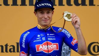 2023-07-12 17:44:03 epa10742010 Green Jersey best sprinter Belgian rider Jasper Philipsen of team Alpecin-Deceuninck reacts on the podium after winning the 11th stage of the Tour de France 2023, a 180 km race from Clermont-Ferrand to Moulins, France, 12 July 2023.  EPA/MARTIN DIVISEK