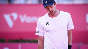 epa11259146 Botic Van De Zandschulp of Netherlands during his Round of 16 match against Casper Ruud of Norway at of the Estoril Open tennis tournament, in Oeiras, Portugal, 04 April 2024.  EPA/RODRIGO ANTUNES