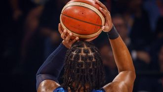 epa10842191 A detailed shot shows the braided hair of Jalen Brunson of the USA as he takes a free throw during the FIBA Basketball World Cup 2023 quarter final match between Italy and the USA at the Mall of Asia in Manila, Philippines, 05 September 2023.  EPA/MARK R. CRISTINO