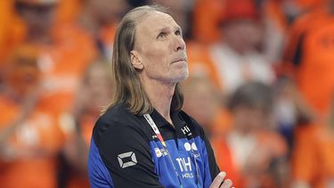 epa11074131 Netherland's head coach Staffan Olsson reacts during the EHF Men's EURO 2024 Group E handball match between Bosnia-Herzegovina and Netherlands in Mannheim, Germany, 13 January  2024.  EPA/RONALD WITTEK