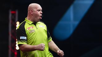 2023-09-17 19:55:36 AMSTERDAM - Michael van Gerwen neemt het in de halve finales op tegen Luke Humphries tijdens de World Series Finals in Amsterdam. ANP FREEK VAN DEN BERGH