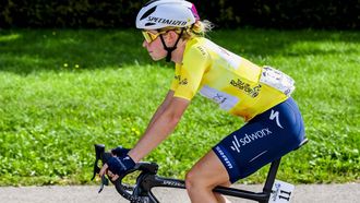 2023-09-17 15:08:40 epa10866061 The overall leader Demi Vollering from Netherlands of team SD Worx in action during the third and last stage, a 131,9 km race between Vernier and Nyon at the women's Tour de Romandie Feminin UCI World Tour cycling race near Nyon, Switzerland, 17 September 2023.  EPA/JEAN-CHRISTOPHE BOTT