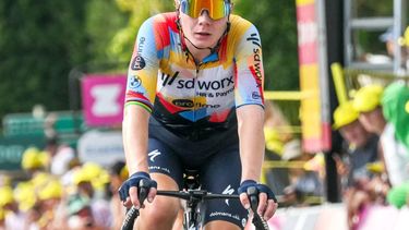 Team SD Worx-Protime's Belgian rider Lotte Kopecky crosses the finish line to finish in second-placed in the 3rd (out of 9) stage of the fifth edition of the Women's Tour de France cycling race, 156.5 km from Geneva to Poligny, in Poligny, central-eastern France on August 3, 2026. 
NICOLAS TUCAT / AFP