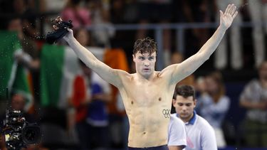 epa11525791 Bobby Finke of USA celebrates as he wins and establishes a new World Record in the Men 1500m Freestyle final of the Swimming competitions in the Paris 2024 Olympic Games, at the Paris La Defense Arena in Paris, France, 04 August 2024.  EPA/MAST IRHAM