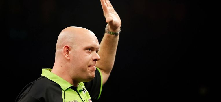 ROTTERDAM - Darter Michael van Gerwen in actie tegen Enelsman Stephen Bunting tijdens de elfde speelronde van de Premier League Darts in Ahoy Rotterdam. ANP BAS CZERWINSKI