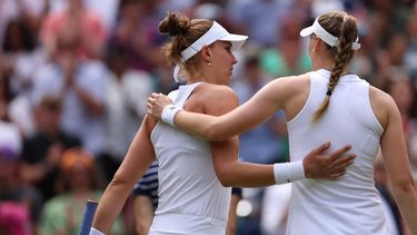 2023-07-10 14:05:02 epa10737599 Beatriz Haddad Maia (L) of Brazil hugs with Elena Rybakina (R) of Kazakhstan as she retires from her Women's Singles 4th round match at the Wimbledon Championships, Wimbledon, Britain, 10 July 2023.  EPA/NEIL HALL   EDITORIAL USE ONLY