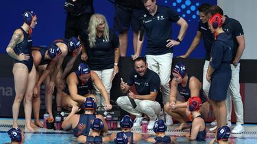 epa12251330 Dutch Head Coach Evangelos Doudesis (C) talks to his players during the Women's Water Polo classification match between Italy and Netherlands at the World Aquatics Championships Singapore 2025 in Singapore, 21 July 2025.  EPA/FAZRY ISMAIL