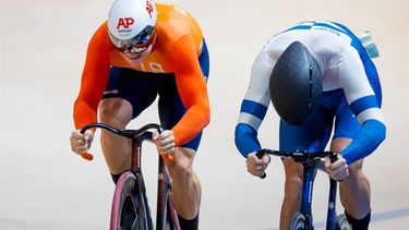 BALLERUP - Jeffrey Hoogland en Mikhail Yakovlev (ISR) tijdens de kwartfinale op de sprint op de vierde dag van het WK baanwielrennen in de Ballerup Super Arena. ANP IRIS VAN DEN BROEK