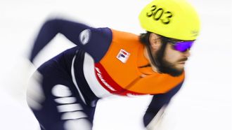 HEERENVEEN - Sjinkie Knegt in actie in de halve finale 1000 meter op de derde en laatste dag van de Dutch Open Shorttrack in Thialf. De Nederlandse schaatsers kunnen bij de DOS weer punten verdienen voor kwalificatie voor de eerste twee World Tour-wedstrijden. ANP VINCENT JANNINK