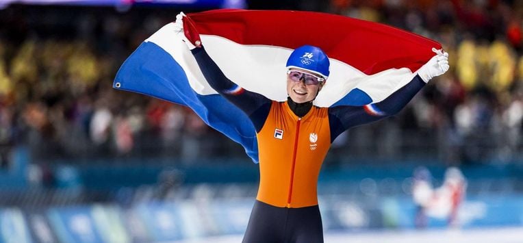MILAAN - Marijke Groenewoud viert haar gouden medaille na het winnen van de finale van de massastart in het Milano Ice Park op de Olympische Winterspelen van Milaan en Cortina d'Ampezzo. SEM VAN DER WAL / ANP