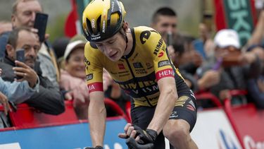 2023-09-12 17:00:50 epa10856382 Danish rider Jonas Vingegaard of Jumo Visma team wins the 16th stage of the Vuelta a Espana, a 120.1 km cycling race from Liencres to Bejes, Cantabria, Spain, 12 September 2023.  EPA/Manuel Bruque