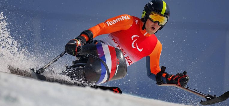 epa09814211 A handout photo made available by the Olympic Information Service shows Niels De Langen of Netherlands in action in the Men's Giant Slalom Sitting Para Alpine Skiing at the Yanqing National Alpine Skiing Centre during Beijing 2022 Winter Paralympic Games, Yanqing, China, 10 March 2022.  EPA/Simon Bruty / HANDOUT  HANDOUT EDITORIAL USE ONLY/NO SALES