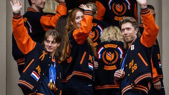 DEN HAAG - Koning Willem-Alexander, koningin Máxima en prinses Amalia tijdens een groepsfoto met de Nederlandse medaillewinnaars van de Olympische Winterspelen 2026 in Milaan op het Haagse Paleis Noordeinde. REMKO DE WAAL / ANP