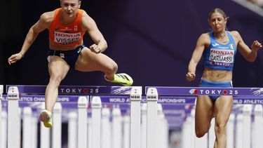 epa12375126 Nadine Visser (L) of the Netherlands and Giada Carmassi of Italy compete in the Women's 100 Metres Hurdles heats during the World Athletics Championships 2025 in Tokyo, Japan, 14 September 2025.  EPA/FRANCK ROBICHON