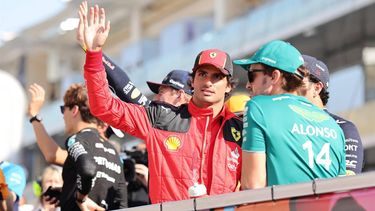 epa10995793 Spanish Formula One driver Carlos Sainz Jr of Scuderia Ferrari (C) waves during the drivers' parade ahead of the Formula 1 Abu Dhabi Grand Prix in Abu Dhabi, United Arab Emirates, 26 November 2023.  EPA/ALI HAIDER