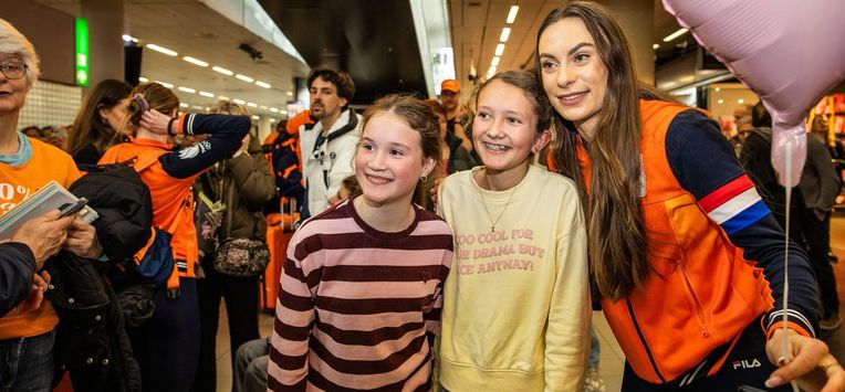 SCHIPHOL - Femke Kok op luchthaven Schiphol na de Olympische Winterspelen van Milaan en Cortina. DINGENA MOL / ANP