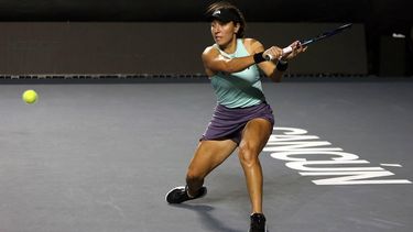 2023-11-03 00:48:18 epa10955519 US tennis player Jessica Pegula in action against Maria Sakkari of Greece during a WTA Finals group stage match in Cancun, Mexico 02 November 2023.  EPA/Alonso Cupul