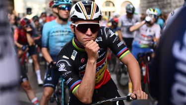 2023-10-07 10:27:33 Soudal - Quick Step's Belgian rider Remco Evenepoel waits for the start of the 117th edition of the Giro di Lombardia (Tour of Lombardy), a 238km cycling race from Como to Bergamo on October 7, 2023. 
Marco BERTORELLO / AFP