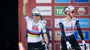 MAASTRICHT - Team UAE Emirates XRG met Tadej Pogacar (Slovenië, L) voorafgaand aan de start van de Amstel Gold Race 2025 in Maastricht. ANP VINCENT JANNINK
