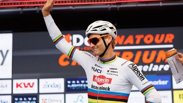 Alpecin-Deceuninck team's Dutch rider Mathieu Van Der Poel waves before the start of the Roeselare Criterium in Roeselare on July 23, 2024. 
KURT DESPLENTER / Belga / AFP