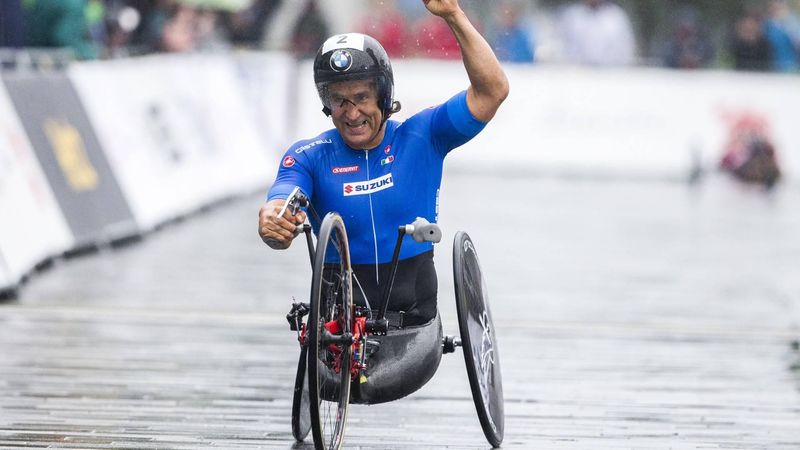 EMMEN - Alessandro Zanardi (ITA) juicht na het winnen van de openingswedstrijd team relay van de UCI Wereldkampioenschappen Para-Cycling. De Wereldkampioenschappen vinden plaats in Drenthe en er doen ongeveer 300 deelnemers vanuit de hele wereld mee. ANP VINCENT JANNINK