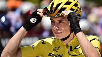 2023-07-11 13:06:17 Jumbo-Visma's Danish rider Jonas Vingegaard wearing the overall leader's yellow jersey awaits the start of the 10th stage of the 110th edition of the Tour de France cycling race, 167,5 km between Vulcania and Issoire, in the Massif Central highlands in central France, on July 11, 2023. 
Marco BERTORELLO / AFP