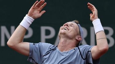 Netherlands' Jesper de Jong celebrates his victory over Karen Khachanov during their men's singles match on day 6 of the French Open tennis tournament at the Roland-Garros Complex in Paris on May 29, 2026. 
Anne-Christine POUJOULAT / AFP