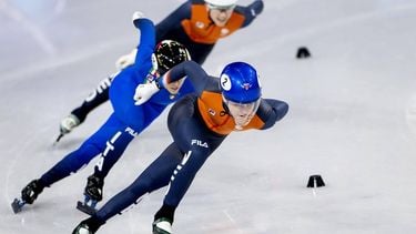 MILAAN - Xandra Velzeboer en Selma Poutsma tijdens de halve finales voor de 500 meter bij het shorttrack schaatsen in de Milano Ice Skating Area op de Olympische Winterspelen van Milaan. SEM VAN DER WAL / ANP