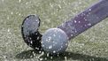 BLOEMENDAAL - HOCKEY. Hockeybal aan de stick op een water kunstgrasveld. ANP PHOTO XTRA KOEN SUYK